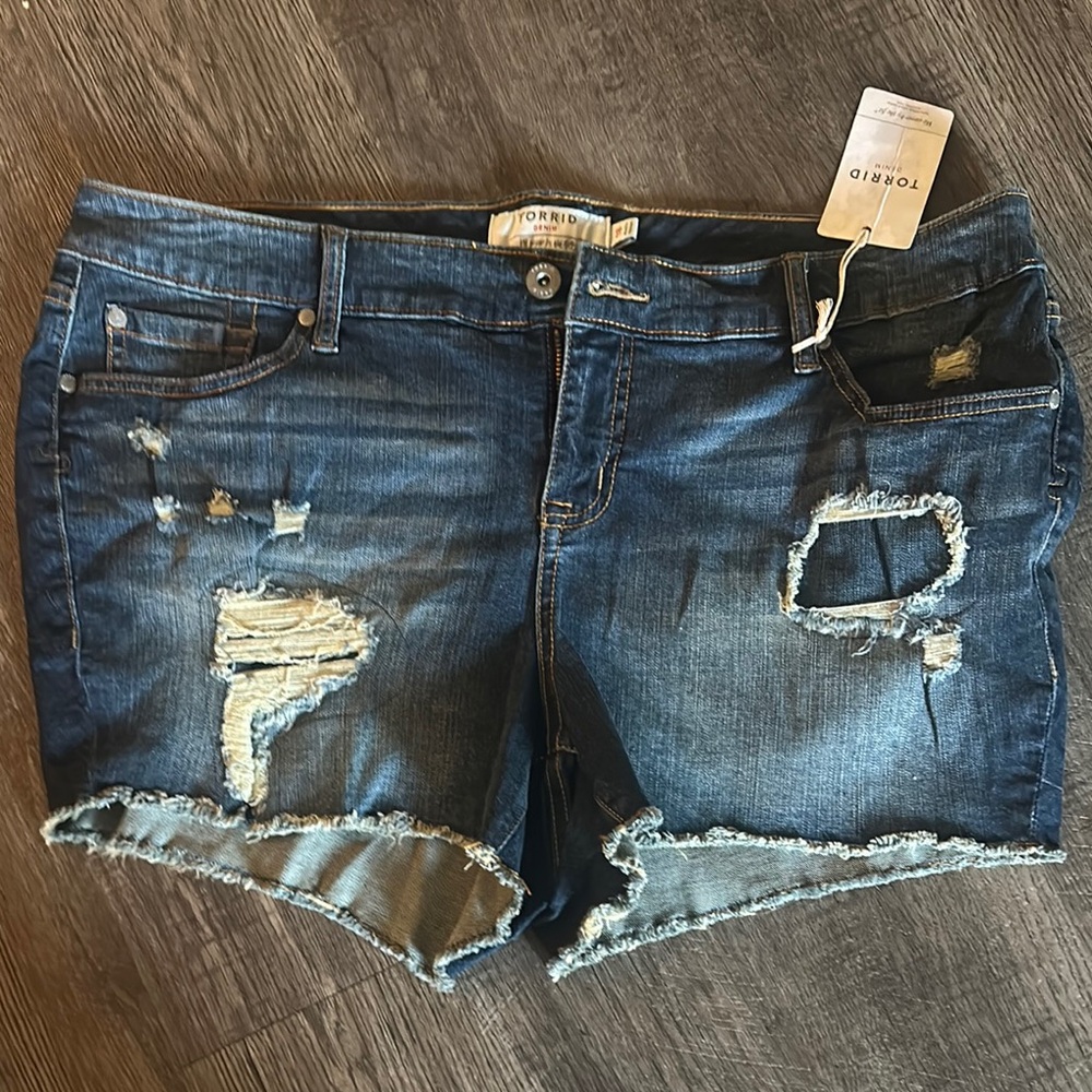 Torrid Women's Blue Denim Shorts 18 NWT